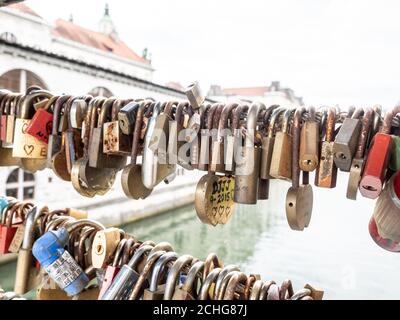 Liebe Schlösser. Nahaufnahme von Vorhängeschlössern, die an der Metzgerbrücke oder Mesarski am meisten über Ljubljanica hängen. Hauptstadt Sloweniens. Valentinstagskonzept. Stockfoto