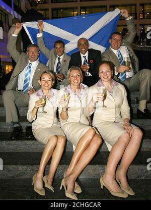 Top L-R, ehemaliger Schottland Rugby Captain Gavin Hastings, Turner Steve Frew, Deathlet Jamie Quarry und Wrestler Dougie Thomson. Bottom L-R, Lawn Bowler Kay Moran, 400-m-Läufer Lee McConnell und Hammerwerfer Shirley Webb, feiern Glasgow gewinnen das Recht, die 2014 Commonweatlh Games Gastgeber, in Sri Lanka. Stockfoto