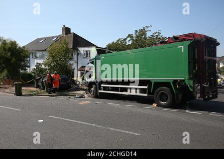 Die Szene eines Zusammenstoßes in Broad Walk, Kidbrooke, Süd-Ost-London, wo der Fahrer eines Lastwagens, der zwei Autos traf, bevor er in ein Haus einstürzte, gestorben ist und ein 11-jähriges Kind sich im Krankenhaus in einem lebensbedrohlichen Zustand befindet. Stockfoto