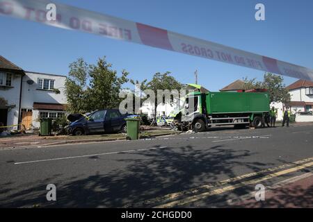 Die Szene eines Zusammenstoßes in Broad Walk, Kidbrooke, Süd-Ost-London, wo der Fahrer eines Lastwagens, der zwei Autos traf, bevor er in ein Haus einstürzte, gestorben ist und ein 11-jähriges Kind sich im Krankenhaus in einem lebensbedrohlichen Zustand befindet. Stockfoto