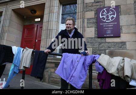 Der Rev Peter Sutton aus der Pfarrkirche St. Cuthbert in Edinburgh. Die "Step to Hope"-Wohltätigkeitsorganisation in Edinburgh, die Mahlzeiten an Obdachlose verteilt, in der Regel werden Mahlzeiten in der Kirche serviert, aber aufgrund von Einschränkungen werden diese außerhalb an Obdachlose übergeben, da Großbritannien weiterhin im Lockdown ist, um die Ausbreitung des Coronavirus einzudämmen. Stockfoto