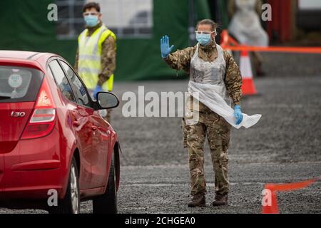 Mitglieder des Militärs, eines Covid-19-Testzentrums in Hereford, während Großbritannien weiterhin gesperrt wird, um die Ausbreitung des Coronavirus einzudämmen. Stockfoto