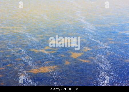 Flacher Wasserhintergrund mit kleinen Wellen Stockfoto