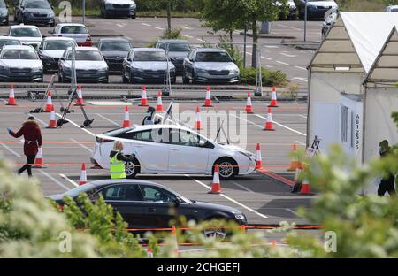 EDS HINWEIS: BILDER MIT PA-BILDTISCH PIXELIG Autos werden auf eine Drive-in-Coronavirus-Testanlage bei Ebbsfleet in Kent gerichtet. Stockfoto