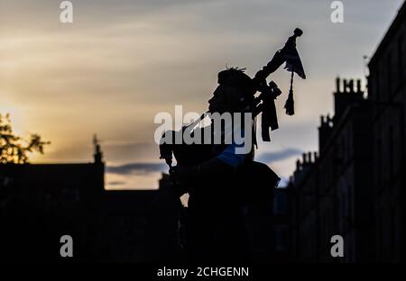 Piper Louise Marshall tritt am Donnerstag in Leith, Edinburgh, beim landesweiten Clap für Betreuer auf, um NHS-Arbeiter und Pfhalter zu erkennen und zu unterstützen, die gegen die Coronavirus-Pandemie kämpfen. Stockfoto