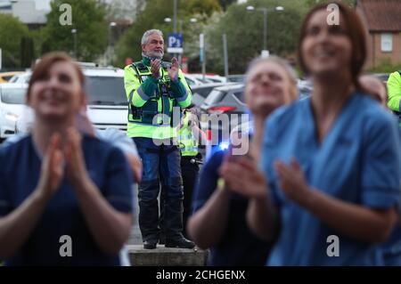 Das Krankenwagenpersonal klatscht im Queen Elizabeth University Hospital in Glasgow, als sie sich dem Applaus anschließen, um lokale Helden während des landesweiten Clap für Betreuer zu begrüßen, die NHS-Arbeiter und Betreuer gegen die Coronavirus-Pandemie anerkennen und unterstützen. Stockfoto