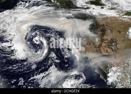 NORDAMERIKA - 12. September 2020 - EINE riesige Wolke Von Rauch von Hunderten von Waldbränden, die über mehrere westliche Feuer brennen US-Staaten wurden von der NASA SA gefangen genommen Stockfoto