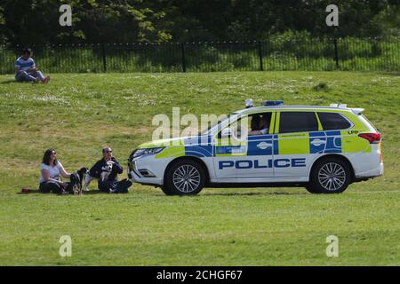 Polizeibeamte in einem Streifenwagen in Greenwich Park, London, während Großbritannien weiterhin gesperrt wird, um die Ausbreitung des Coronavirus einzudämmen. Stockfoto