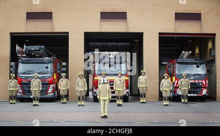 Leeds Green Beobachten Sie Feuerwehrleute beobachten eine Schweigeminute vor der Leeds Fire Station in Kirkstall Rd, in Erinnerung an ihre Kollegen, die ihr Leben in der Dienstlinie verloren haben. Stockfoto