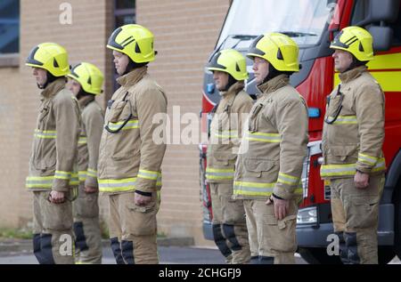 Leeds Green Beobachten Sie Feuerwehrleute beobachten eine Schweigeminute vor der Leeds Fire Station in Kirkstall Rd, in Erinnerung an ihre Kollegen, die ihr Leben in der Dienstlinie verloren haben. Stockfoto