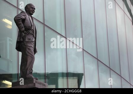 Statue des ehemaligen Manchester United Managers Sir Matt Busby vor Old Trafford, während des Premier League-Spiels in Old Trafford, Manchester. Stockfoto