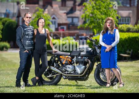 AM 0001. MAI 20 wurde DR. Sharon Raymond (rechts), der mit den Gründern des Bike Shed Motorradclubs Dutch und Vikki van Someren im Brent Park im Nordwesten Londons den Noting Oximeter Rescue Service eingerichtet hat, auf DEN Weg gebracht. Die Freiwilligengruppe, die aus NHS-Arbeitern, der Biker Community und Army Veterans gebildet wurde, hat das erste Londoner 24/7 kostenlose "Leihsystem" geschaffen, das Oximeter, lebenswichtige Sauerstoffsättigungssonden, innerhalb von zwei Stunden an alle Coronavirus-Patienten liefert, die eine benötigen. Stockfoto