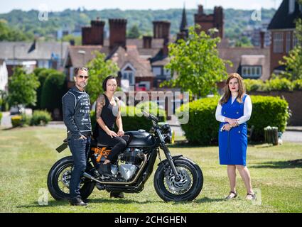 AM 0001. MAI 20 wurde DR. Sharon Raymond (rechts), der mit den Gründern des Bike Shed Motorradclubs Dutch und Vikki van Someren im Brent Park im Nordwesten Londons den Noting Oximeter Rescue Service eingerichtet hat, auf DEN Weg gebracht. Die Freiwilligengruppe, die aus NHS-Arbeitern, der Biker Community und Army Veterans gebildet wurde, hat das erste Londoner 24/7 kostenlose "Leihsystem" geschaffen, das Oximeter, lebenswichtige Sauerstoffsättigungssonden, innerhalb von zwei Stunden an alle Coronavirus-Patienten liefert, die eine benötigen. Stockfoto