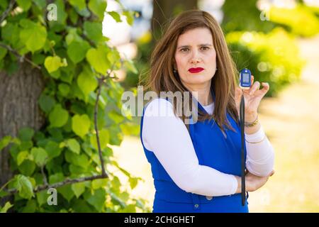 AM 0001. MAI 20 wurde DR. Sharon Raymond mit einer Sauerstoffsättigungssonde im Brent Park, im Nordwesten Londons, zum Notfalldienst für die Oximeter-Rettung gesperrt. Die Freiwilligengruppe, die aus NHS-Arbeitern, der Biker Community und Army Veterans gebildet wurde, hat das erste Londoner 24/7 kostenlose "Leihsystem" geschaffen, das Oximeter, lebenswichtige Sauerstoffsättigungssonden, innerhalb von zwei Stunden an alle Coronavirus-Patienten liefert, die eine benötigen. Stockfoto