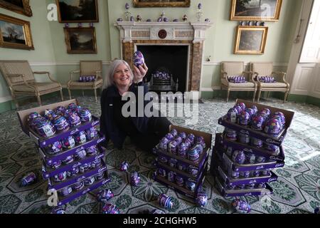 0001. MAI 22 Claire Grant des National Trust for Scotland mit einem Stapel Ostereier im Drawing Room des National Trust's Georgian House in Edinburgh, Wie der Trust versuchen, Häuser für mehr als 15,000 Schokoladeneier zu finden, die von Ostereierjagden übrig bleiben, die in ihren Eigenschaften in Großbritannien wegen der Coronavirus-Sperre storniert wurden. Stockfoto