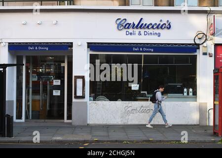 Carluccios in South Kensington, London, während der Schließung geschlossen, stehen einige Ketten vor einer ungewissen Zukunft, auch nach der Einführung von Maßnahmen, um das Land aus der Sperre zu bringen. PA-Foto. Bilddatum: Samstag, 23. Mai 2020. Bildnachweis sollte lauten: Kirsty O'Connor/PA Wire Stockfoto