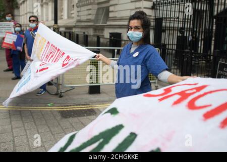 Krankenschwester Ameera Sheikh protestiert vor der Downing Street in London und fordert eine Lohnerhöhung, echten Schutz gegen COVID-19 und die Veröffentlichung von Public Health England's Überprüfung der Todesfälle von BAME NHS-Mitarbeitern. PA-Foto. Bilddatum: Mittwoch, 3. Juni 2020. Siehe PA Geschichte GESUNDHEIT Coronavirus. Bildnachweis sollte lauten: Stefan Rousseau/PA Wire Stockfoto