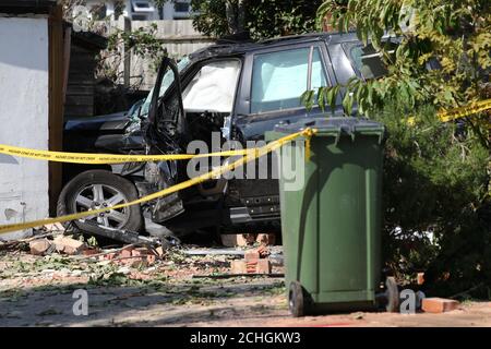 Die Szene eines Zusammenstoßes in Broad Walk, Kidbrooke, Süd-Ost-London, wo der Fahrer eines Lastwagens, der zwei Autos traf, bevor er in ein Haus einstürzte, gestorben ist und ein 11-jähriges Kind sich im Krankenhaus in einem lebensbedrohlichen Zustand befindet. Stockfoto