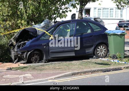 Die Szene eines Zusammenstoßes in Broad Walk, Kidbrooke, Süd-Ost-London, wo der Fahrer eines Lastwagens, der zwei Autos traf, bevor er in ein Haus einstürzte, gestorben ist und ein 11-jähriges Kind sich im Krankenhaus in einem lebensbedrohlichen Zustand befindet. Stockfoto