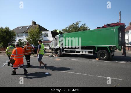 Die Szene eines Zusammenstoßes in Broad Walk, Kidbrooke, Süd-Ost-London, wo der Fahrer eines Lastwagens, der zwei Autos traf, bevor er in ein Haus einstürzte, gestorben ist und ein 11-jähriges Kind sich im Krankenhaus in einem lebensbedrohlichen Zustand befindet. Stockfoto