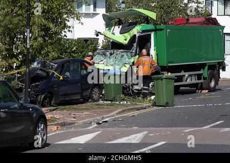 Die Szene eines Zusammenstoßes in Broad Walk, Kidbrooke, Süd-Ost-London, wo der Fahrer eines Lastwagens, der zwei Autos traf, bevor er in ein Haus einstürzte, gestorben ist und ein 11-jähriges Kind sich im Krankenhaus in einem lebensbedrohlichen Zustand befindet. Stockfoto