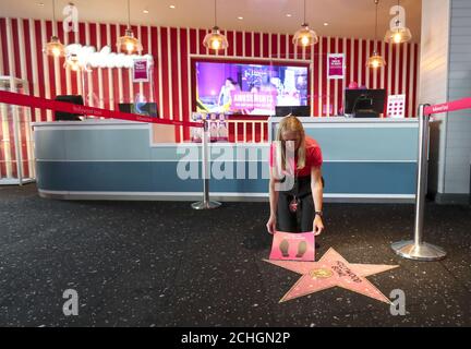 AM Dienstag, den 0001. JUNI 16, WIRD EIN Mitarbeiter des Hollywood Bowl in Thurrock, Essex, die sozialen Distanzierungszeichen vorbereiten. Eine von mehreren potenziellen Maßnahmen zur Arbeitssicherheit, die in Erwartung zukünftiger Leitlinien der britischen Regierung hinsichtlich der Wiedereröffnung von Freizeitunternehmen ergriffen werden. Stockfoto