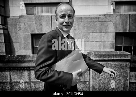 Fianna Fail-Chef Micheal Martin, der vor den Regierungsgebäuden in Dublin Irlands nächste Premierministerin werden soll, nachdem Fianna Fail, Fine Gael und die Grünen vier Monate nach der Wahl den Text eines Entwurfs für ein Regierungsprogramm fertig gestellt haben. Stockfoto