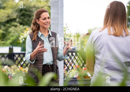 EMBARGO auf 1300 BST Freitag, 19. Juni 2020. Die Herzogin von Cambridge spricht mit Martin und Jennie Turner, den Besitzern des Fakenham Garden Center in Norfolk, während ihres ersten öffentlichen Engagements seit der Aussperrung. Stockfoto