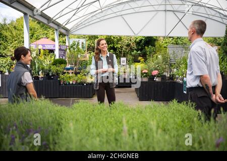 EMBARGO auf 1300 BST Freitag, 19. Juni 2020. Die Herzogin von Cambridge spricht mit Mitarbeitern des Fakenham Garden Center in Norfolk während ihres ersten öffentlichen Engagements seit der Aussperrung. Stockfoto