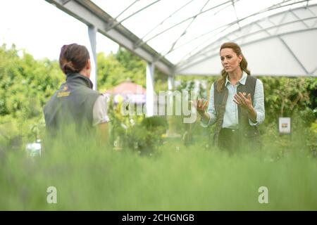 EMBARGO auf 1300 BST Freitag, 19. Juni 2020. Die Herzogin von Cambridge spricht mit Mitarbeitern des Fakenham Garden Center in Norfolk während ihres ersten öffentlichen Engagements seit der Aussperrung. Stockfoto