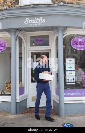 EMBARGO auf 1300 BST Freitag, 19. Juni 2020. Der Herzog von Cambridge trägt Backwaren und Gebäck, als er Smiths the Bakers verlässt, in der High Street in King's Lynn, Norfolk. Stockfoto