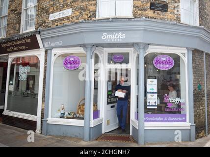 EMBARGO auf 1300 BST Freitag, 19. Juni 2020. Der Herzog von Cambridge trägt Backwaren und Gebäck, als er Smiths the Bakers verlässt, in der High Street in King's Lynn, Norfolk. Stockfoto