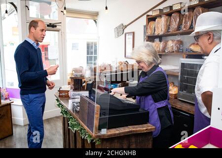 EMBARGO auf 1300 BST Freitag, 19. Juni 2020. Der Herzog von Cambridge spricht mit den Besitzern Paul und Teresa Brandon bei einem Besuch in Smiths the Bakers, in der High Street in King's Lynn, Norfolk. Stockfoto