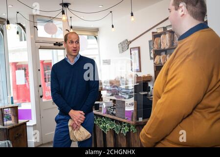 EMBARGO auf 1300 BST Freitag, 19. Juni 2020. Der Duke of Cambridge spricht mit Ted Bartram, einem Mitarbeiter bei einem Besuch bei Smiths the Bakers, in der High Street in King's Lynn, Norfolk. Stockfoto