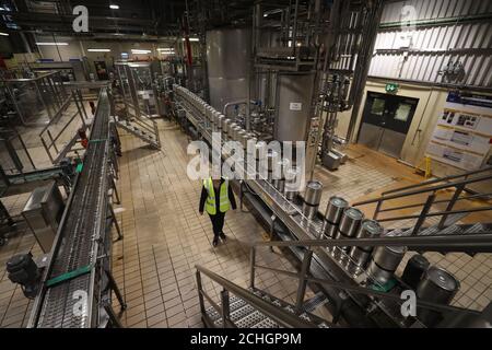 Mittwoch, den 0001. Juni 24 20 Liter Guinness-Fässer werden in der Guinness-Brauerei St. James's Gate in Dublin aufgefüllt, da die Produktion in Vorbereitung auf die Wiedereröffnung von Bars in Großbritannien und Irland ansteigt. Stockfoto