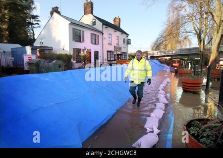 Auf den Straßen um Upton upon Severn, Worcestershire, steigt heute Hochwasser. Stockfoto