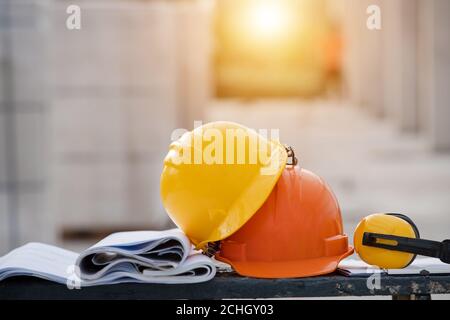 Nahaufnahme Helm auf der Baustelle Stockfoto