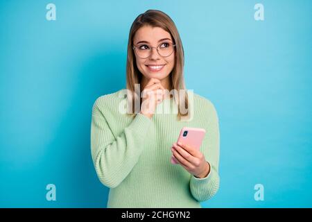 Close-up Porträt von ihr sie schön aussehende attraktive schöne fröhlich fröhlich Neugierig kreative Mädchen mit Zelle schaffen neue Post-Medien isoliert Vorbei Stockfoto