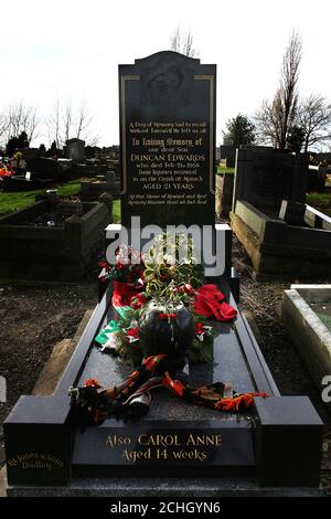 Der Grabstein und das Grab auf dem Dudley Cemetery von Duncan Edwards von Manchester United. Edwards starb an seinen Verletzungen am 21. Februar 1958, nach dem Münchner Luftabsturz am 6. Februar 1958. Stockfoto