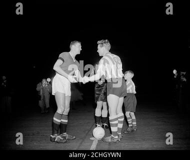 Die beiden Kapitäne - Bill Foulkes von Manchester United (l) und Albert Quixall (r) von Sheffield Wednesday (r) - geben sich vor dem Spiel die Hände. United's erste seit der Münchner Luftkatastrophe. Stockfoto