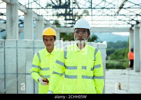 Engineering und Konstruktion mit dem Arbeiter auf der Baustelle Stockfoto