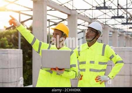 Engineering und Supervisor arbeiten auf der Baustelle zusammen Stockfoto