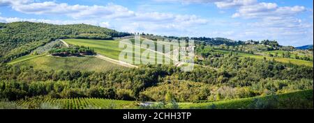 Landschaftlich schöne Aussicht auf Hügel und Weinberge in der Toskana, Italien Stockfoto