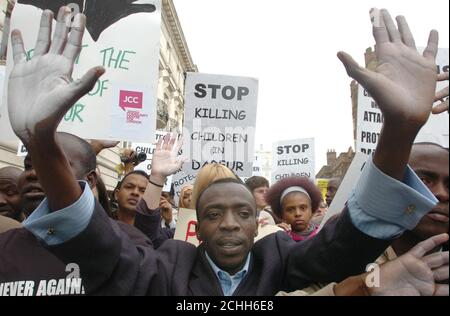 Demonstranten heben ihre bemalten Hände, während sie sich vor der sudanesischen Botschaft in London zu einer Kundgebung versammeln, die das Ende der Krise in Darfur fordert. Stockfoto