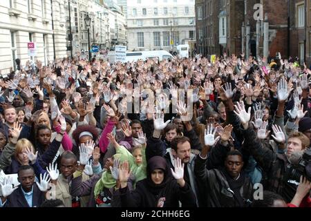 Demonstranten heben ihre bemalten Hände, während sie sich vor der sudanesischen Botschaft in London zu einer Kundgebung versammeln, die das Ende der Krise in Darfur fordert. Stockfoto