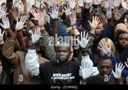 Demonstranten heben ihre bemalten Hände, während sie sich vor der sudanesischen Botschaft in London zu einer Kundgebung versammeln, die das Ende der Krise in Darfur fordert. Stockfoto