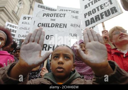 Demonstranten heben ihre bemalten Hände, während sie sich vor der sudanesischen Botschaft in London zu einer Kundgebung versammeln, die das Ende der Krise in Darfur fordert. Stockfoto