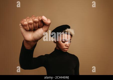 Frau, die die Bewegung der schwarzen Leben Materie mit erhobener Faust unterstützt. Nahaufnahme der erhobenen Faust der afroamerikanischen Aktivistin. Stockfoto