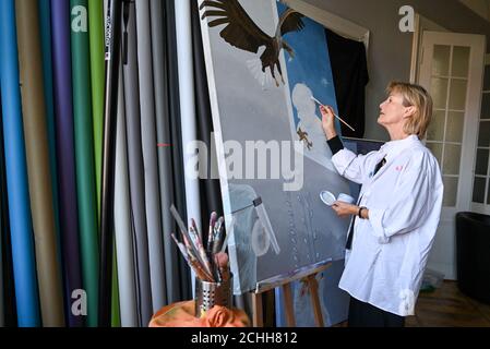 11. September 2020, Berlin: Die Malerin Anne Dohrenkamp, Ehefrau von Jürgen von der Lippe, bei einer Fotosession. Ihre Arbeiten werden in der Ausstellung AENO Painting and Photography in der Galerie Hotel Mond Fine Arts von 24.09.2020 bis 25.10.2020 zusammen mit Fotos des Berliner Fotografen Andre Kowalski gezeigt. Anne Dohrenkamps Bilder spiegeln die einzelnen Stadien ihrer künstlerischen Entwicklung wider, die in den letzten Jahren besonders intensiv war. In ihrer Vielseitigkeit zeigt sie detaillierte, aufwendige l Bilder in Layertechnik, spontane Aquarelle, Collagen, karikaturartige, überzeichnete Tier Mo Stockfoto