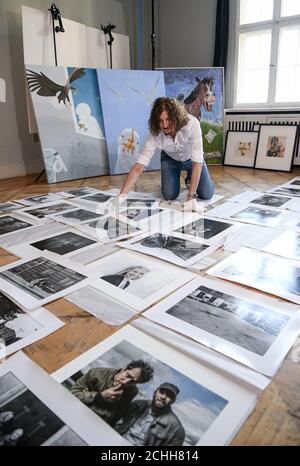 11. September 2020, Berlin: Der Berliner Fotograf Andre Kowalski bei einer Fotosession. Seine Bilder werden in der Ausstellung AENO Painting and Photography in der Galerie Hotel Mond Fine Arts von 24.09.2020 bis 25.10.2020 zusammen mit Werken der Malerin Anne Dohrenkamp, Ehefrau von Jürgen von der Lippe, gezeigt. Andre Kowalski, der für die Zeitung 'der Morgen' arbeitete, zeigt Stadtansichten, Straßenszenen und Schnappschüsse in der DDR und einige seiner Porträts. Anne Dohrenkamp zeigt in ihrer Vielseitigkeit detailreiche l Bilder, spontane Aquarelle, Collagen, karikaturartige überzeichnete Tiermotive, Landschaft Stockfoto